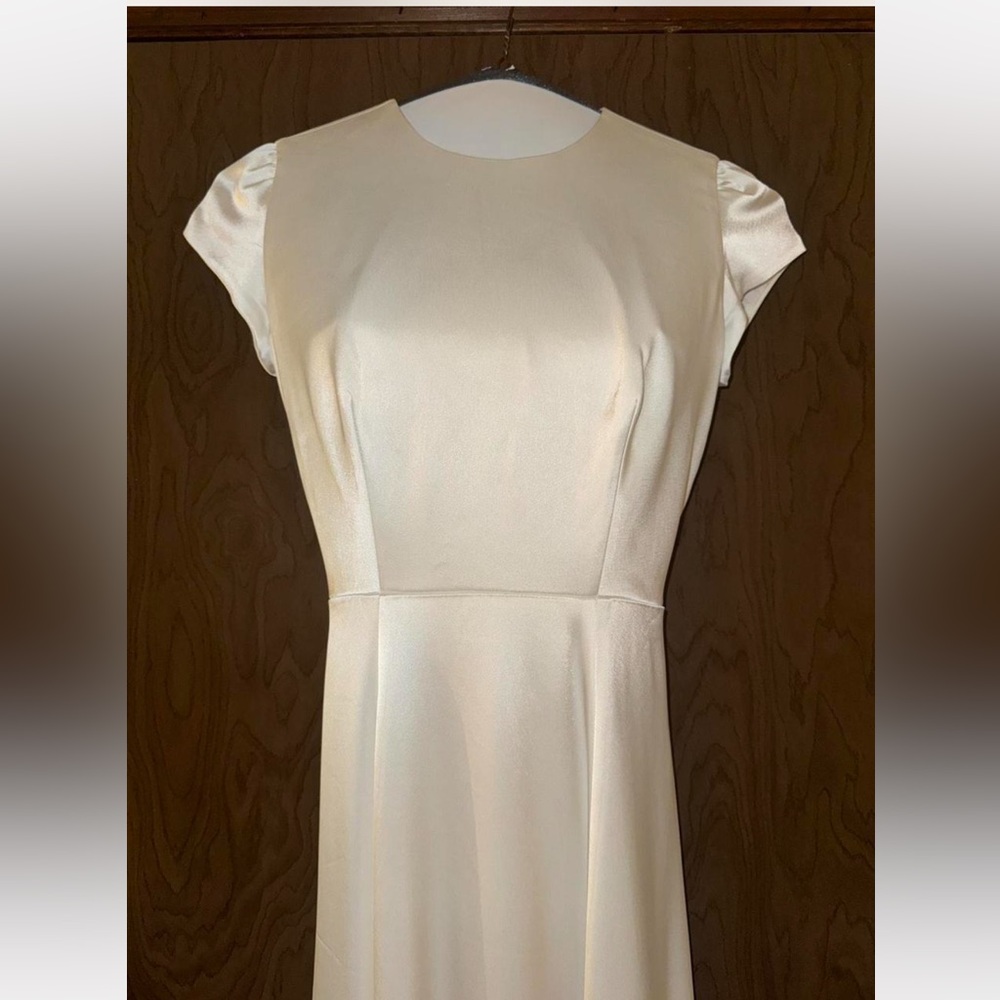 Chic Cream Cap Sleeve Wedding Dress - Picture 6 of 8